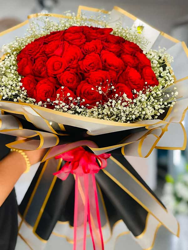 Red Roses with Gold Accent