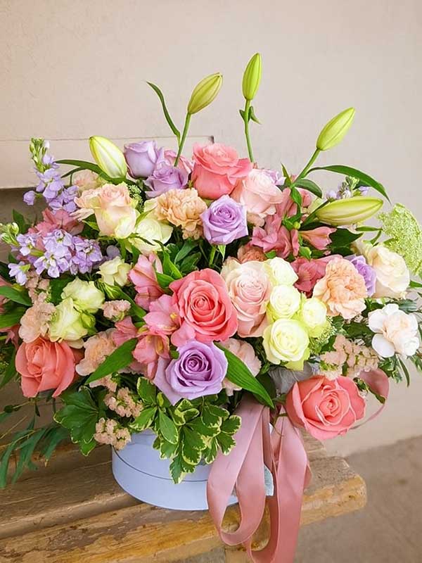 White & Pink Stock Mixed Round Box