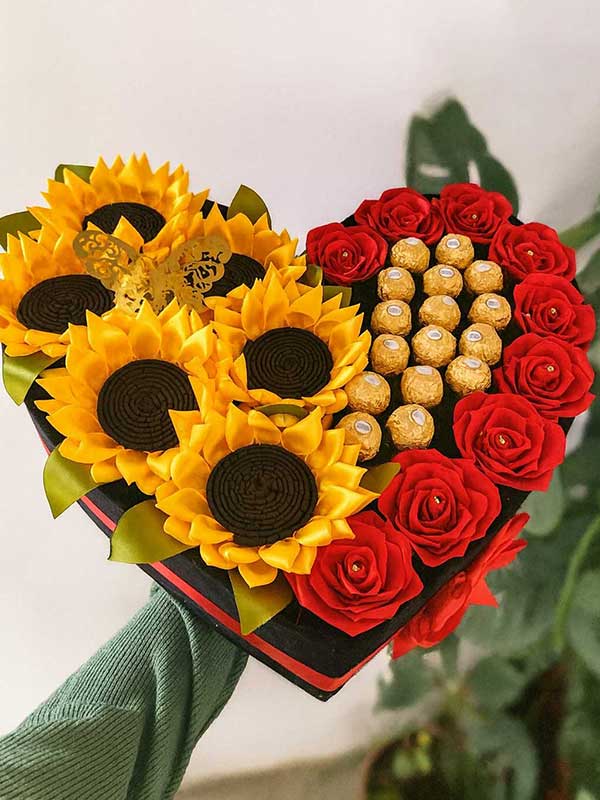 9 Sunflowers Heart Box