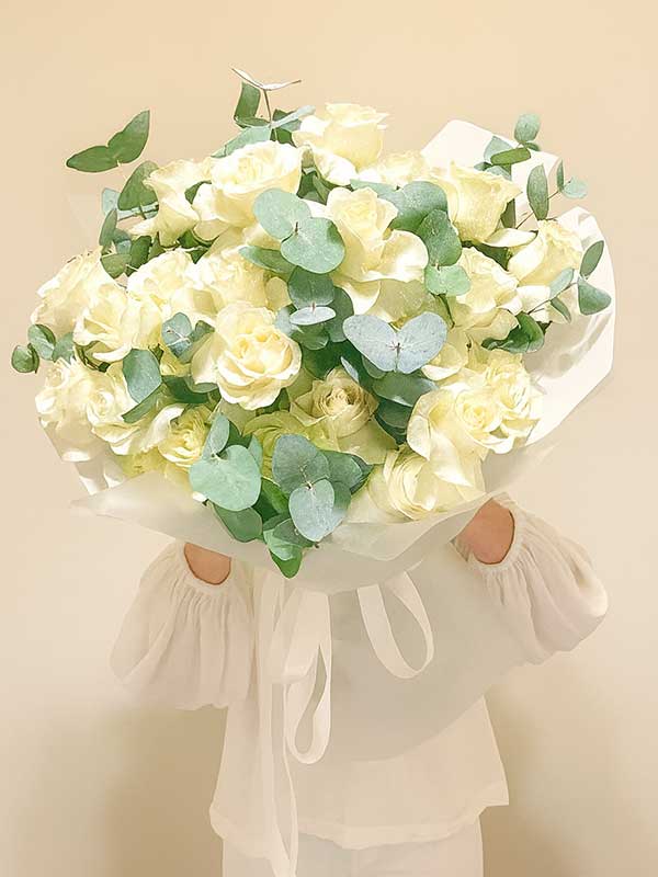 30 White Rose Bouquet with Green Touch